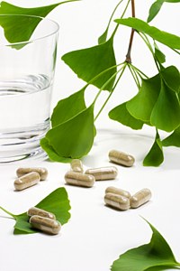 Gingkoblätter und Tabletten
